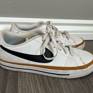 Nike Court Legacy, Women’s size 9